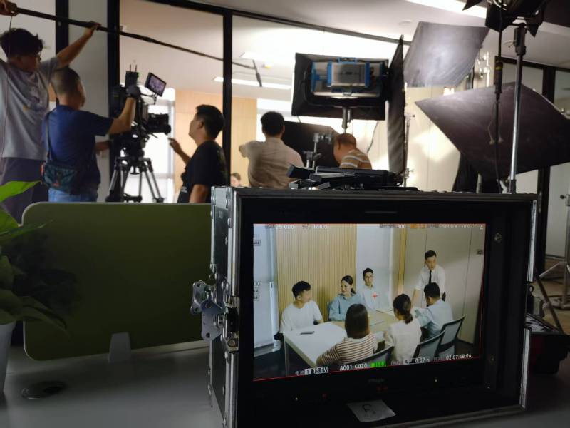 屏边TVC拍摄公司：科技产品视觉化大师，诠释未来感与功能美学